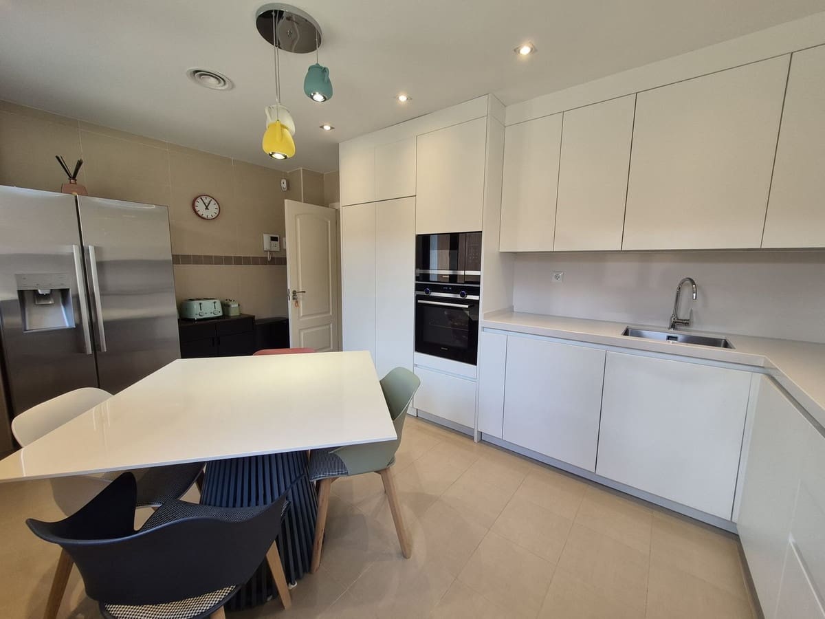 Pareado de 4 habitaciones en Estepona en venta con garaje - 865.000 € (Ref: 9914699)