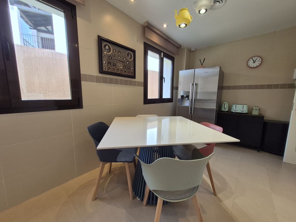 Pareado de 4 habitaciones en Estepona en venta con garaje - 865.000 € (Ref: 9914699)