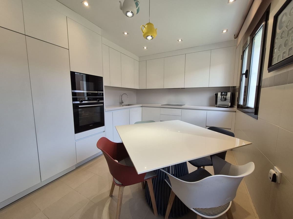 Pareado de 4 habitaciones en Estepona en venta con garaje - 865.000 € (Ref: 9914699)