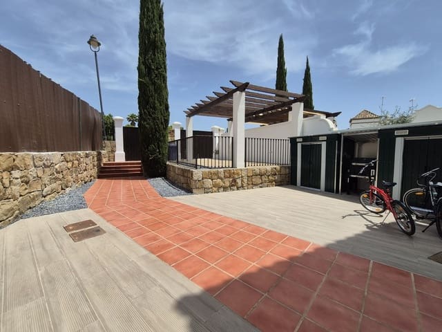 Pareado de 4 habitaciones en Estepona en venta con garaje - 865.000 € (Ref: 9914699)