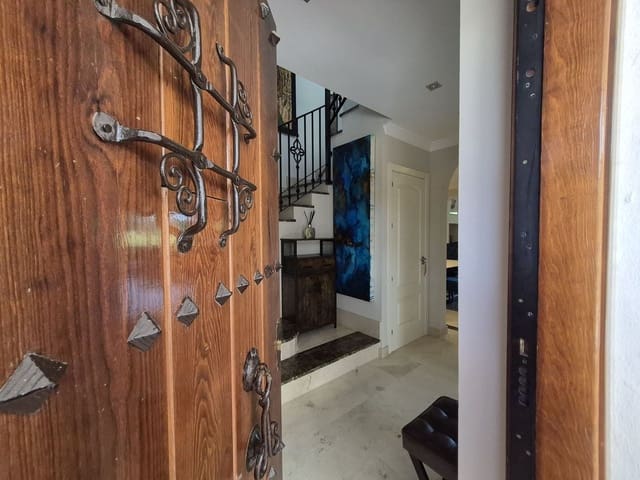 Pareado de 4 habitaciones en Estepona en venta con garaje - 865.000 € (Ref: 9914699)