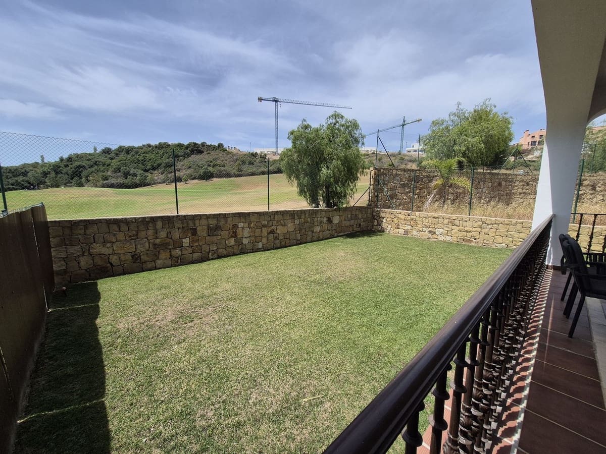 Pareado de 4 habitaciones en Estepona en venta con garaje - 865.000 € (Ref: 9914699)