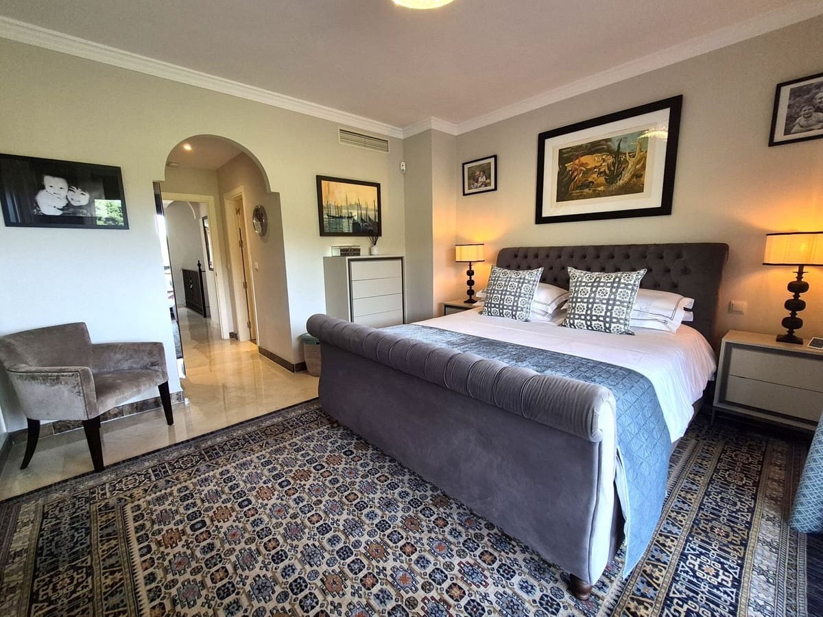 Pareado de 4 habitaciones en Estepona en venta con garaje - 865.000 € (Ref: 9914699)