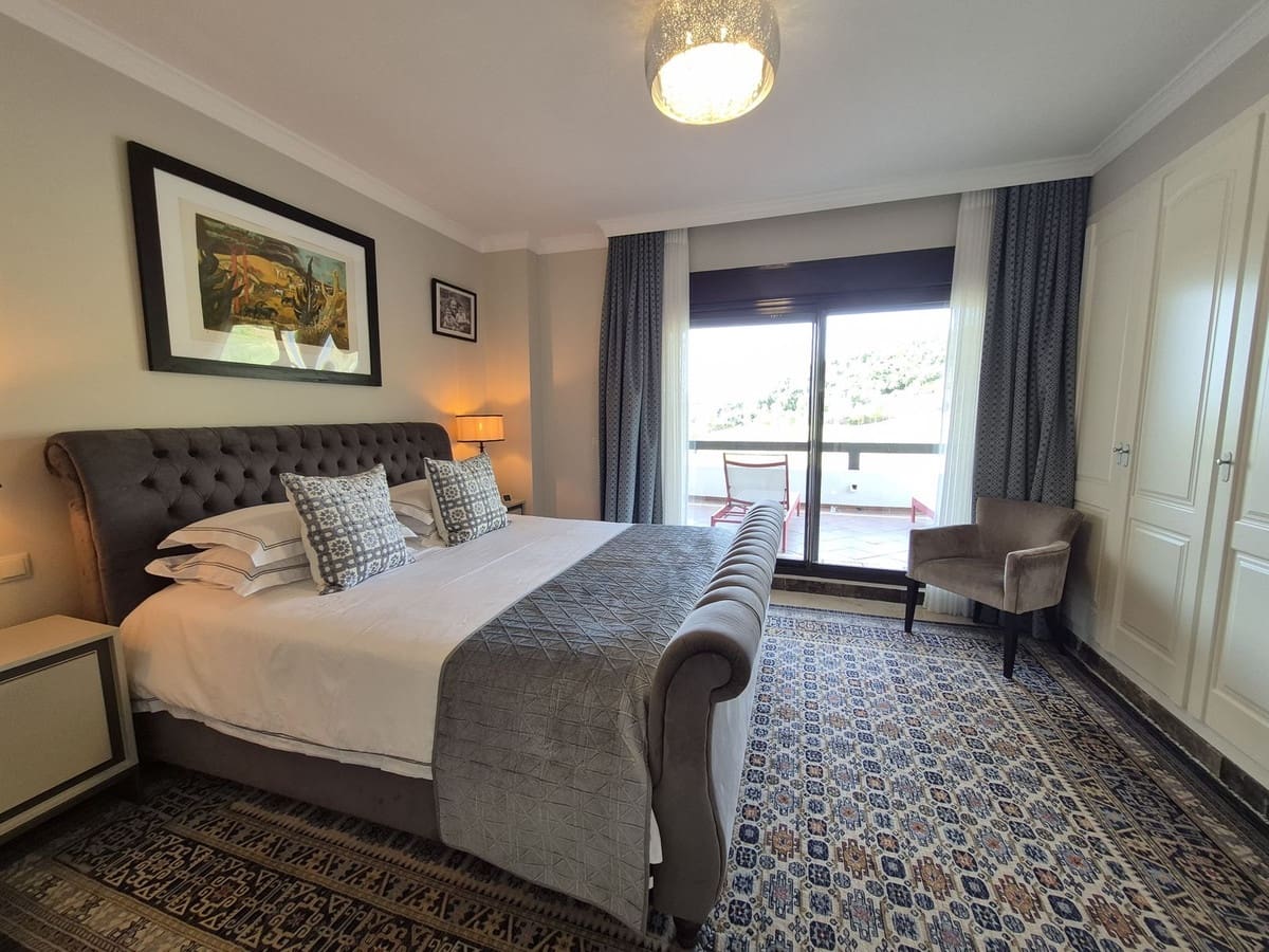 Pareado de 4 habitaciones en Estepona en venta con garaje - 865.000 € (Ref: 9914699)