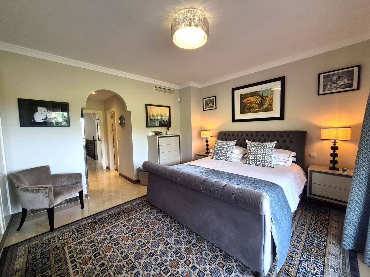 Pareado de 4 habitaciones en Estepona en venta con garaje - 865.000 € (Ref: 9914699)