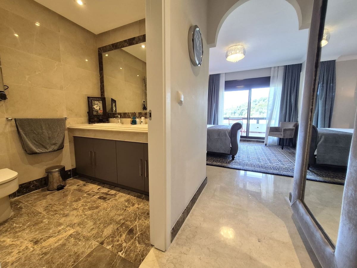 Pareado de 4 habitaciones en Estepona en venta con garaje - 865.000 € (Ref: 9914699)