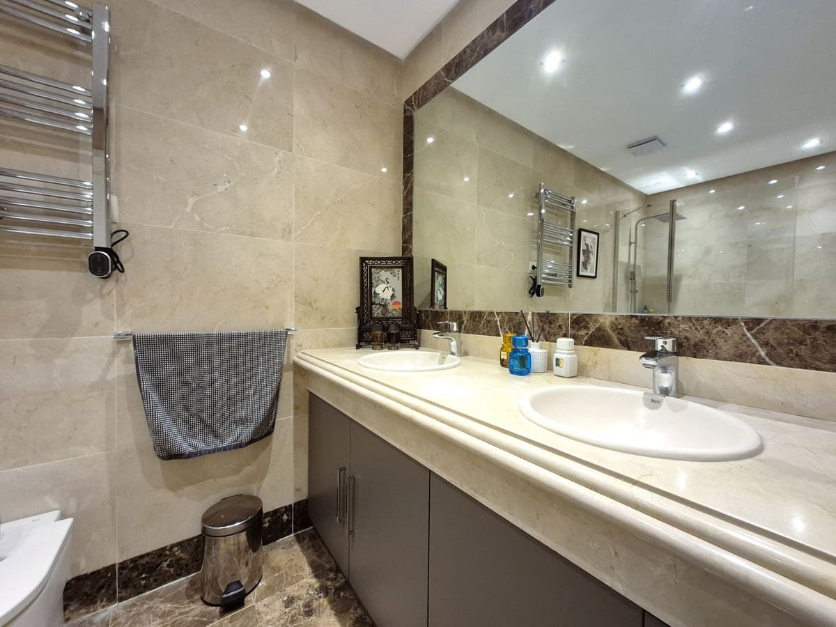 Pareado de 4 habitaciones en Estepona en venta con garaje - 865.000 € (Ref: 9914699)
