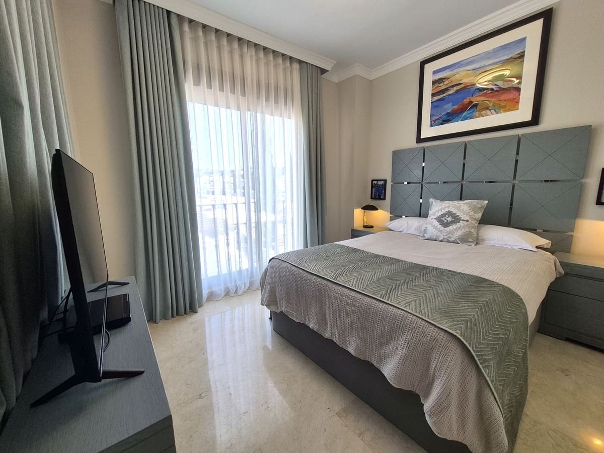 Pareado de 4 habitaciones en Estepona en venta con garaje - 865.000 € (Ref: 9914699)
