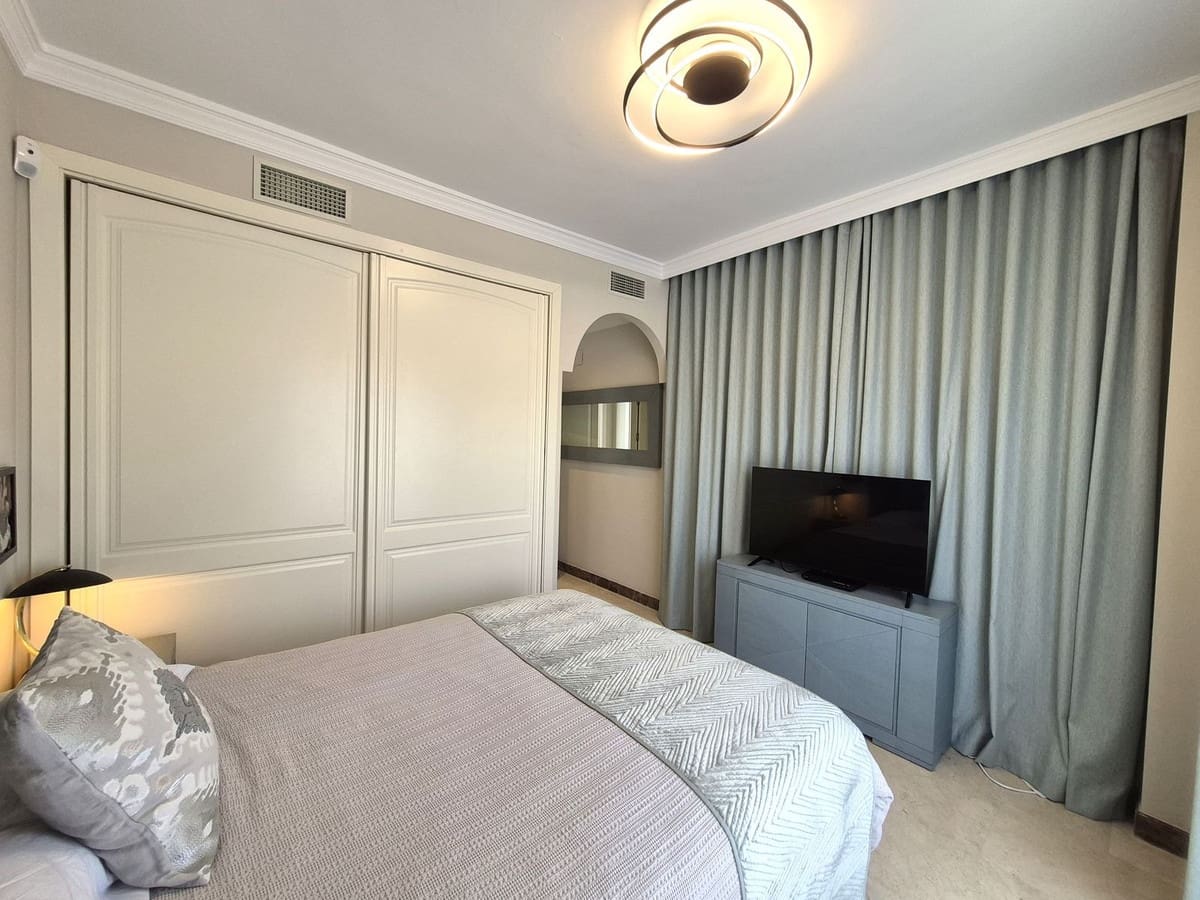 Pareado de 4 habitaciones en Estepona en venta con garaje - 865.000 € (Ref: 9914699)