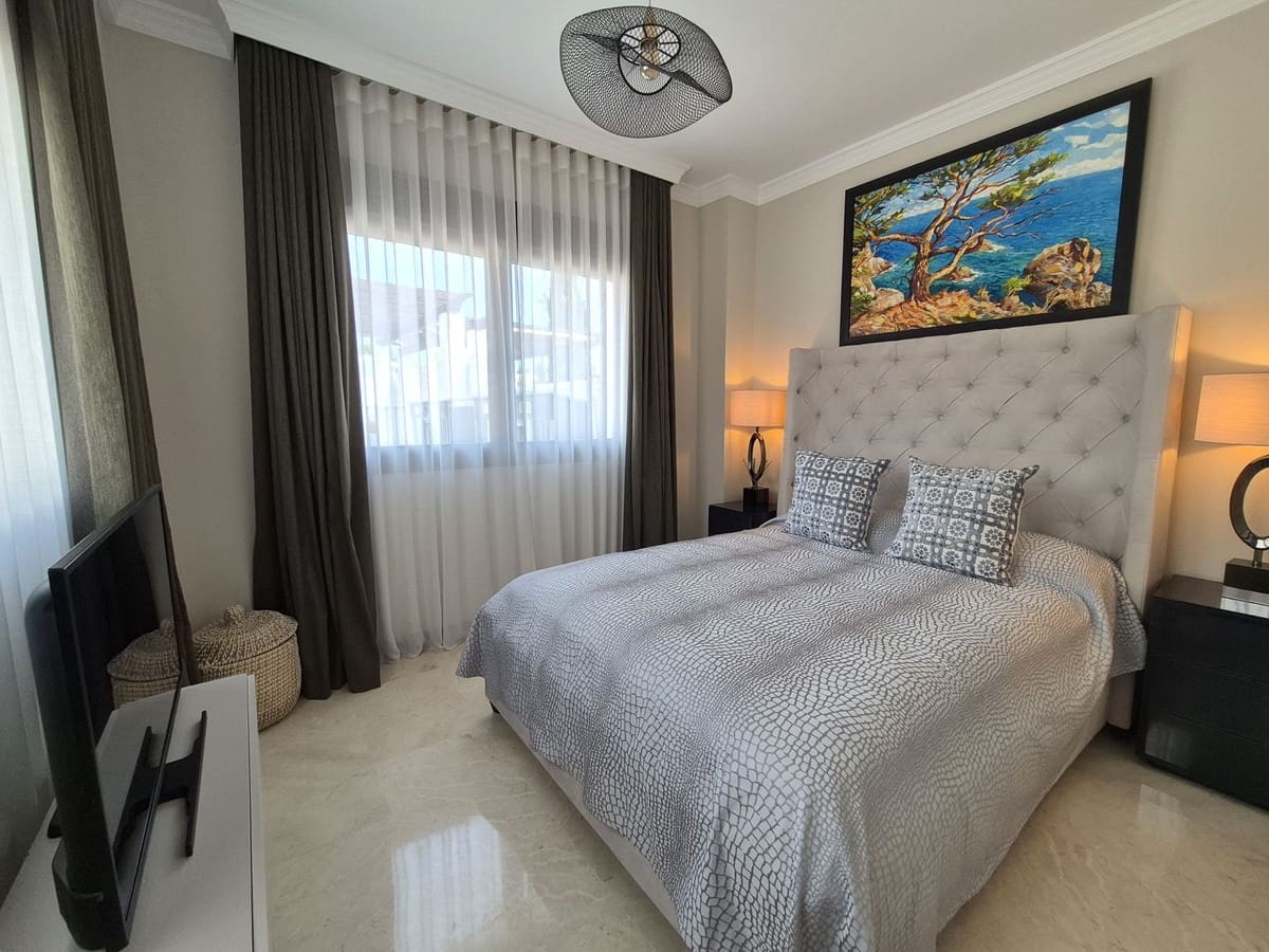 Pareado de 4 habitaciones en Estepona en venta con garaje - 865.000 € (Ref: 9914699)