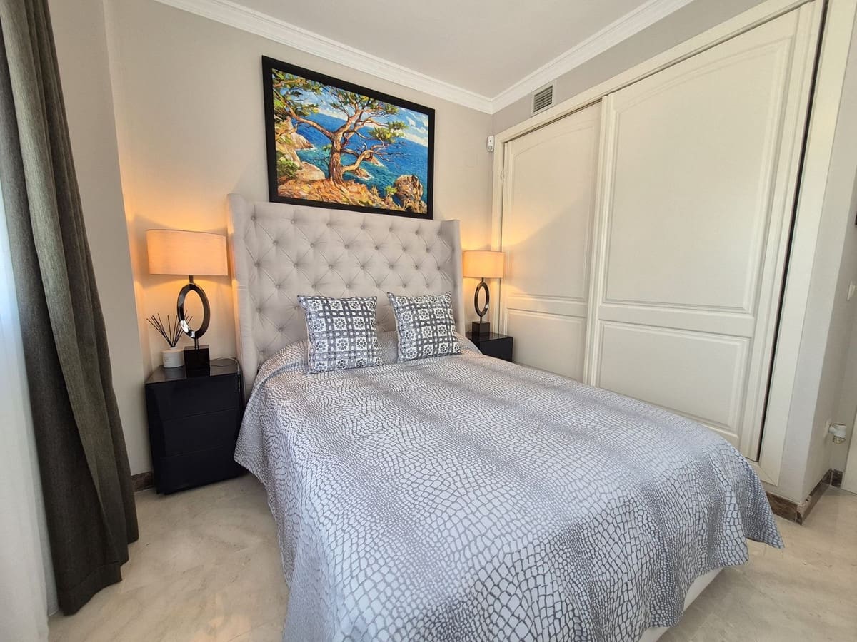 Pareado de 4 habitaciones en Estepona en venta con garaje - 865.000 € (Ref: 9914699)