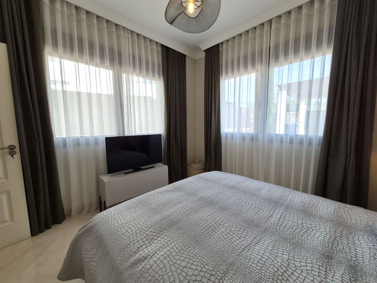 Pareado de 4 habitaciones en Estepona en venta con garaje - 865.000 € (Ref: 9914699)