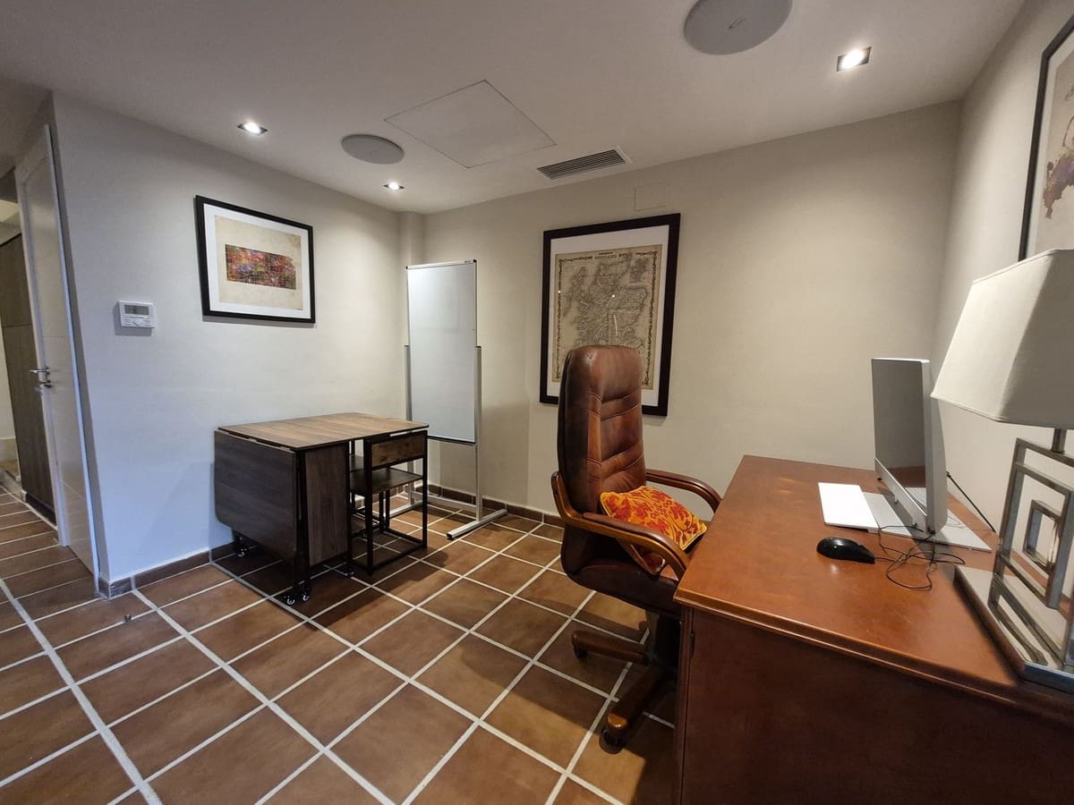 Pareado de 4 habitaciones en Estepona en venta con garaje - 865.000 € (Ref: 9914699)