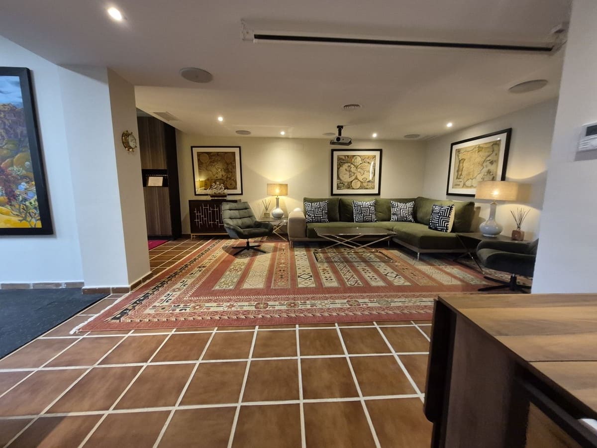 Pareado de 4 habitaciones en Estepona en venta con garaje - 865.000 € (Ref: 9914699)