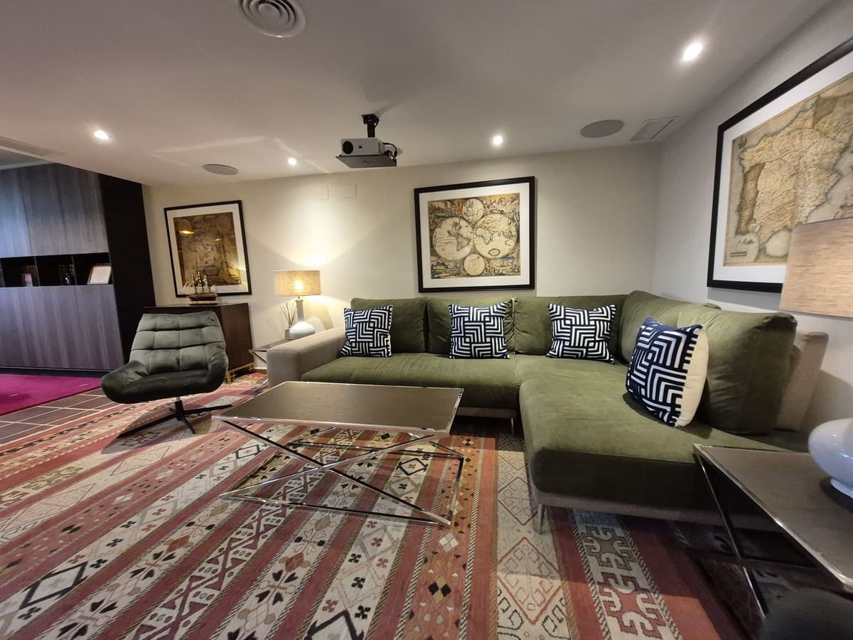 Pareado de 4 habitaciones en Estepona en venta con garaje - 865.000 € (Ref: 9914699)