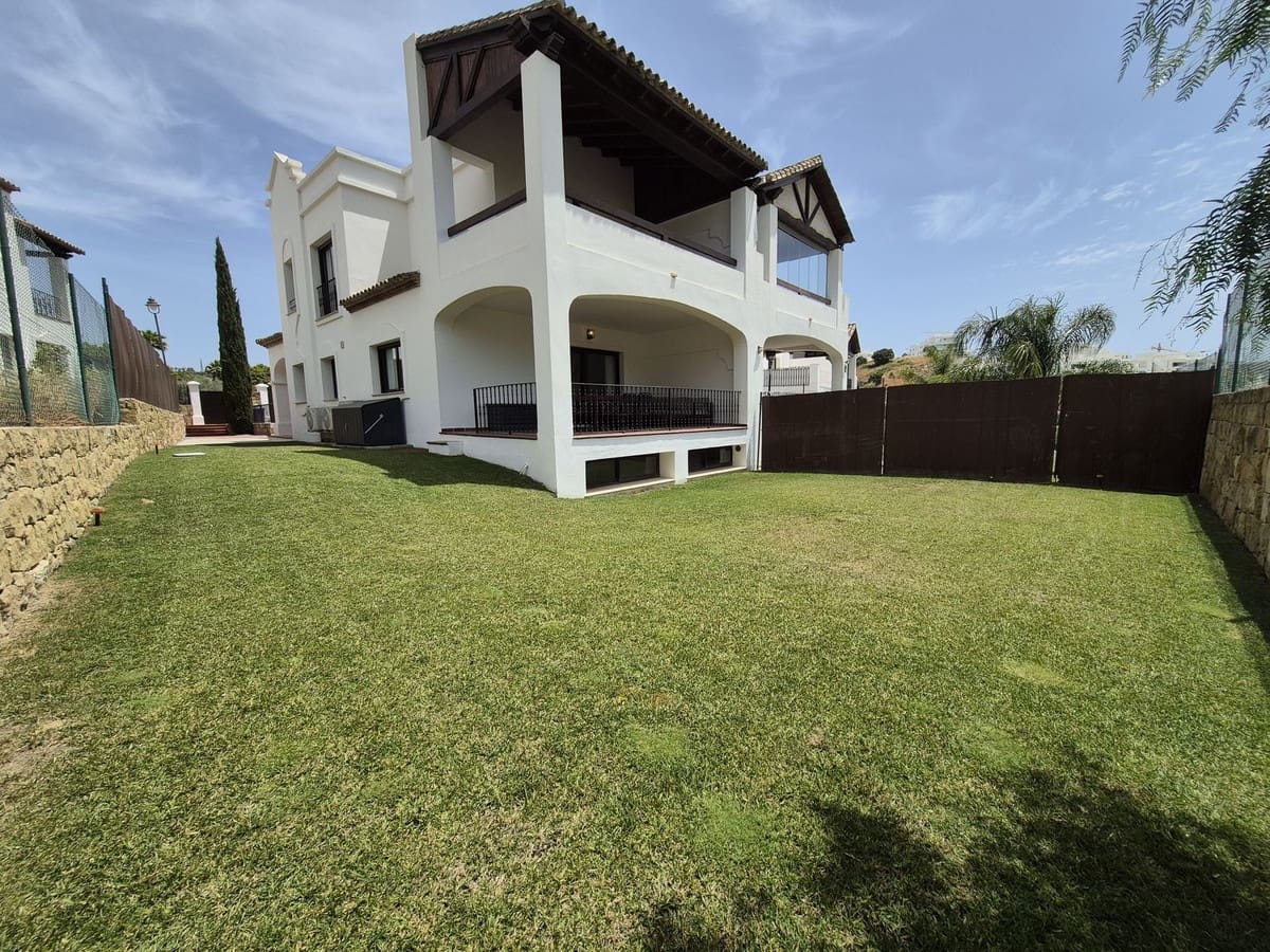 Pareado de 4 habitaciones en Estepona en venta con garaje - 865.000 € (Ref: 9914699)
