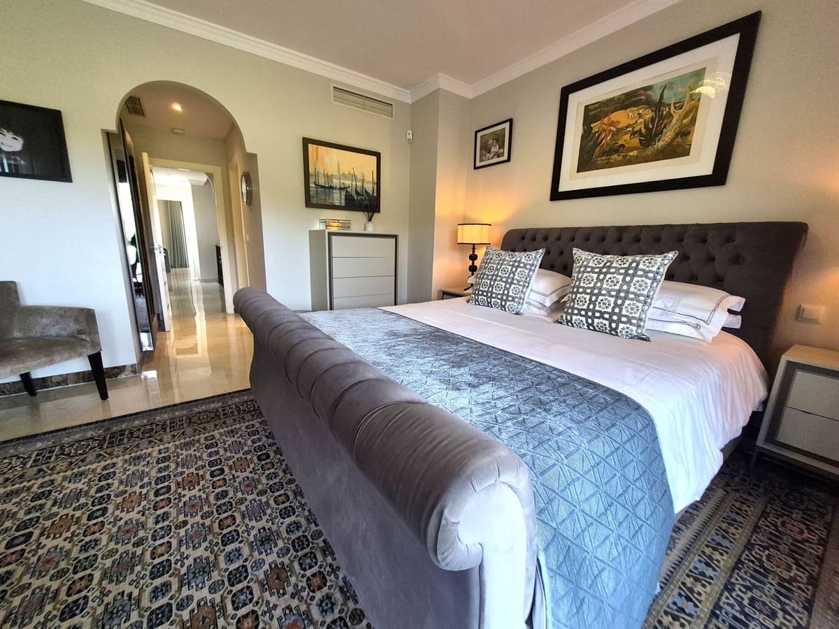 Pareado de 4 habitaciones en Estepona en venta con garaje - 865.000 € (Ref: 9914699)