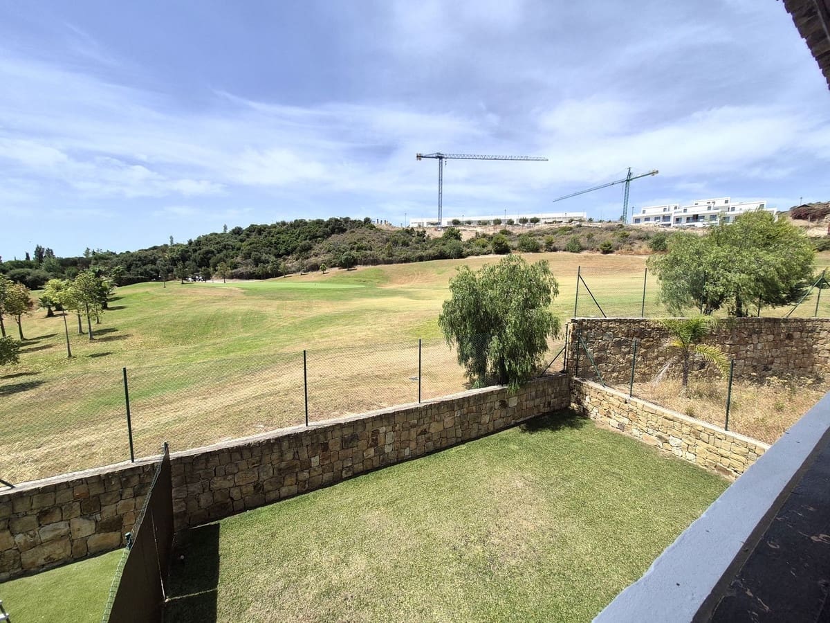 Pareado de 4 habitaciones en Estepona en venta con garaje - 865.000 € (Ref: 9914699)