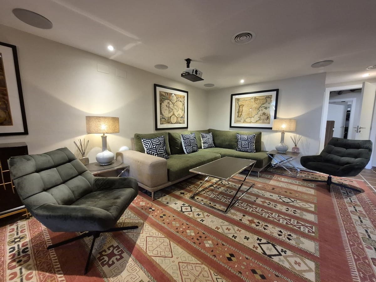 Pareado de 4 habitaciones en Estepona en venta con garaje - 865.000 € (Ref: 9914699)