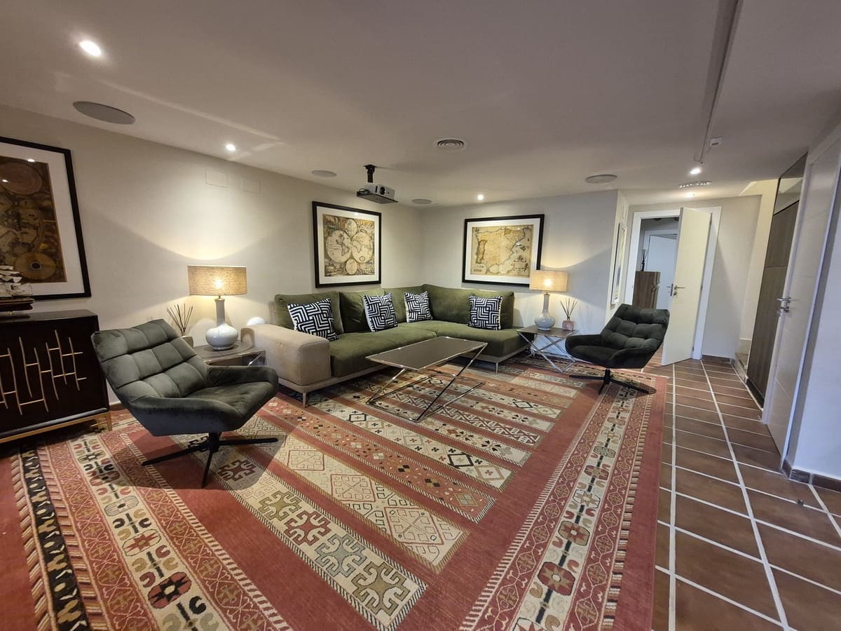 Pareado de 4 habitaciones en Estepona en venta con garaje - 865.000 € (Ref: 9914699)