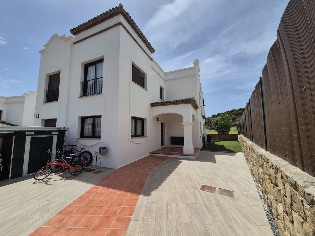 Pareado de 4 habitaciones en Estepona en venta con garaje - 865.000 € (Ref: 9914699)