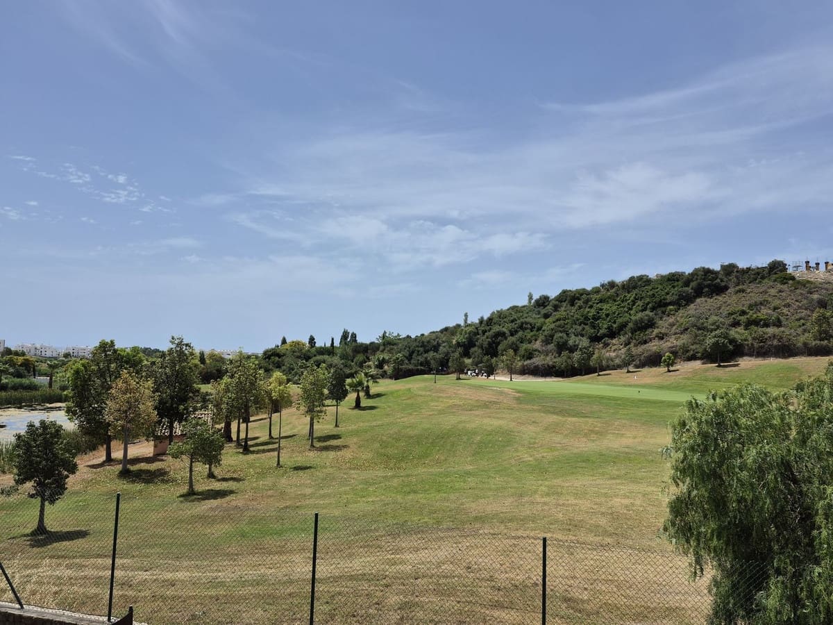 Pareado de 4 habitaciones en Estepona en venta con garaje - 865.000 € (Ref: 9914699)