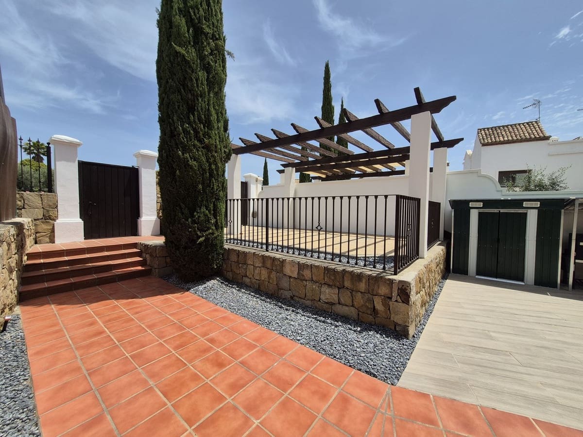 Pareado de 4 habitaciones en Estepona en venta con garaje - 865.000 € (Ref: 9914699)