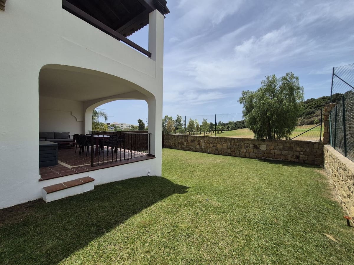 Pareado de 4 habitaciones en Estepona en venta con garaje - 865.000 € (Ref: 9914699)