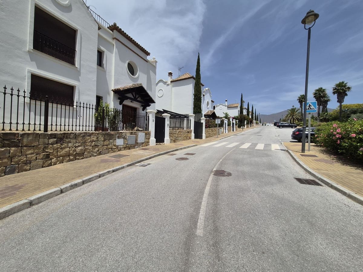 Pareado de 4 habitaciones en Estepona en venta con garaje - 865.000 € (Ref: 9914699)