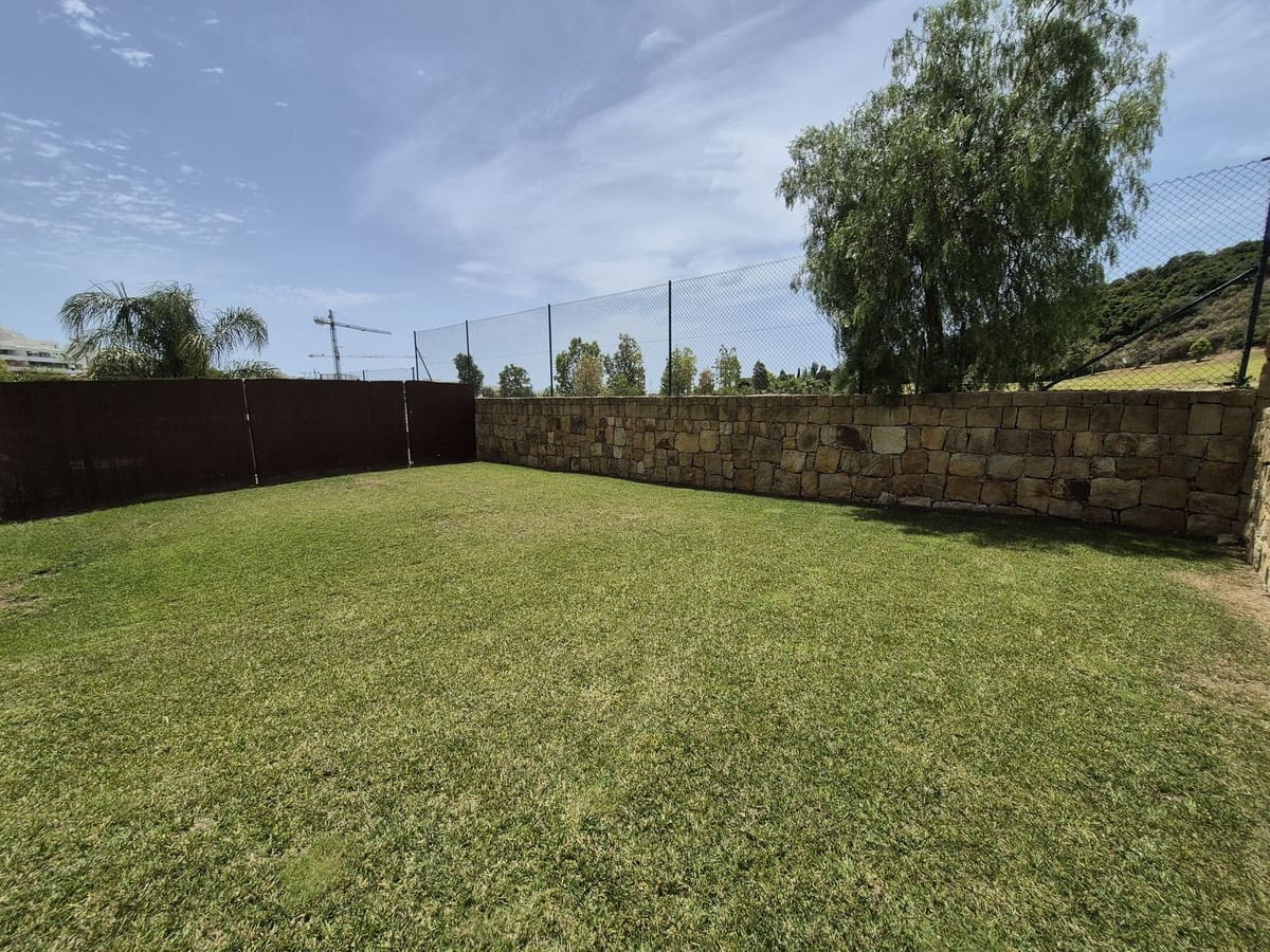 Pareado de 4 habitaciones en Estepona en venta con garaje - 865.000 € (Ref: 9914699)