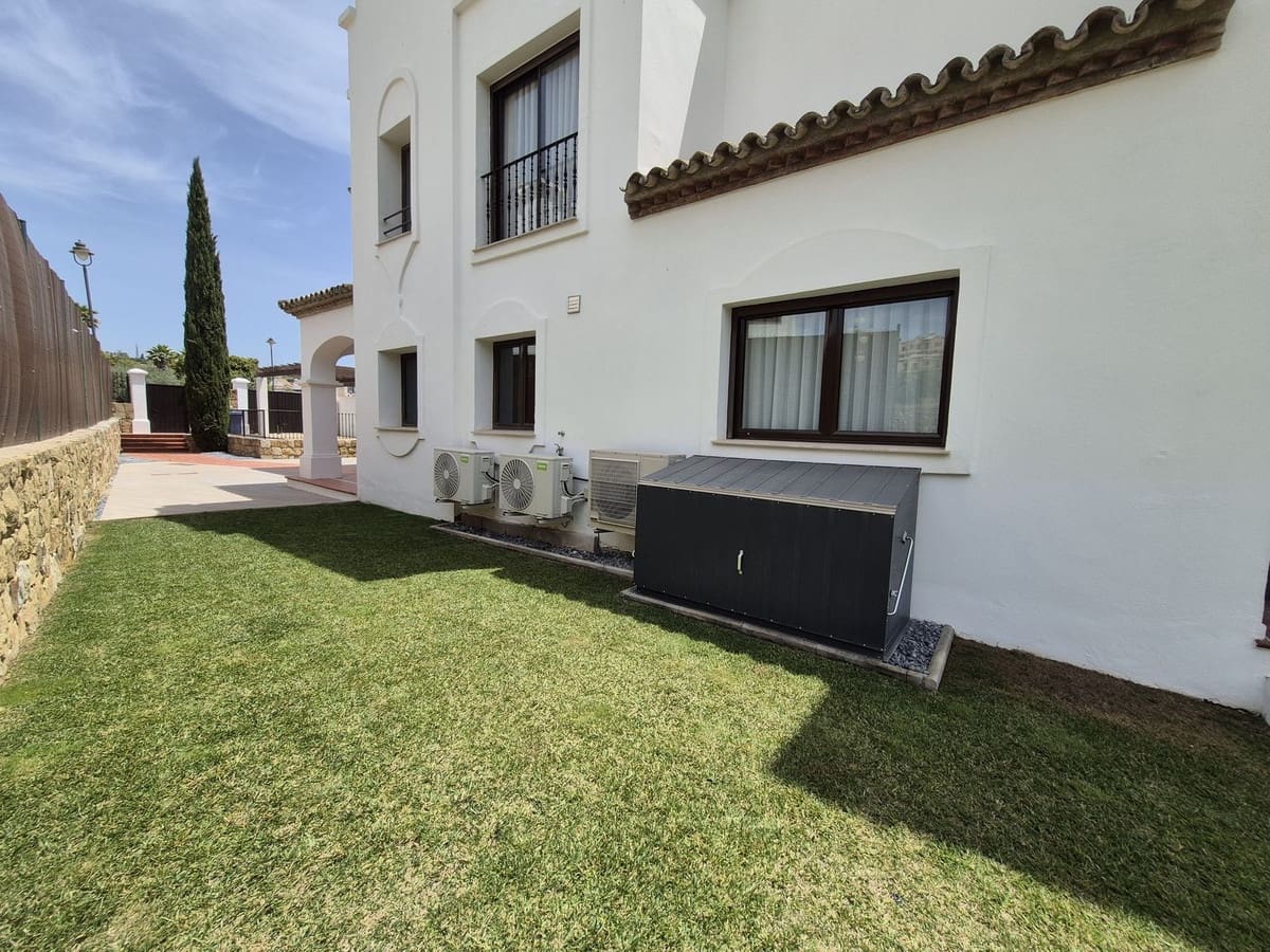 Pareado de 4 habitaciones en Estepona en venta con garaje - 865.000 € (Ref: 9914699)