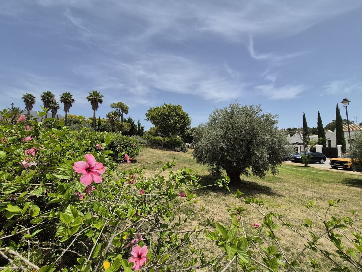 Pareado de 4 habitaciones en Estepona en venta con garaje - 865.000 € (Ref: 9914699)