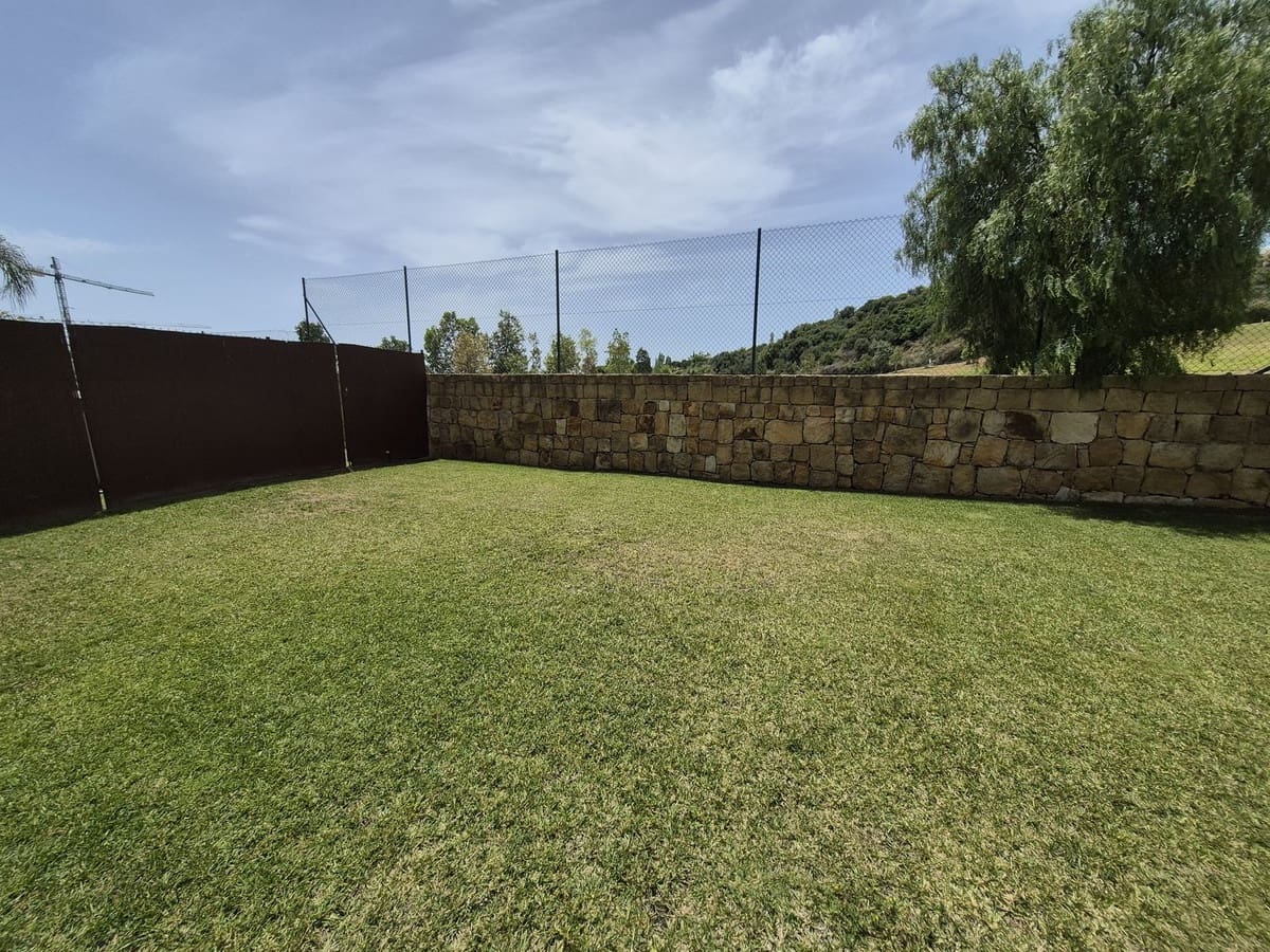 Pareado de 4 habitaciones en Estepona en venta con garaje - 865.000 € (Ref: 9914699)