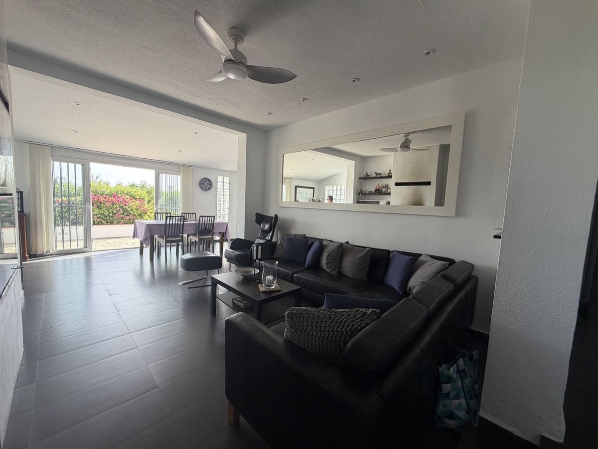 3 quarto Moradia Geminada para venda em La Duquesa / Puerto de la Duquesa com piscina - 349 000 € (Ref: 9917574)