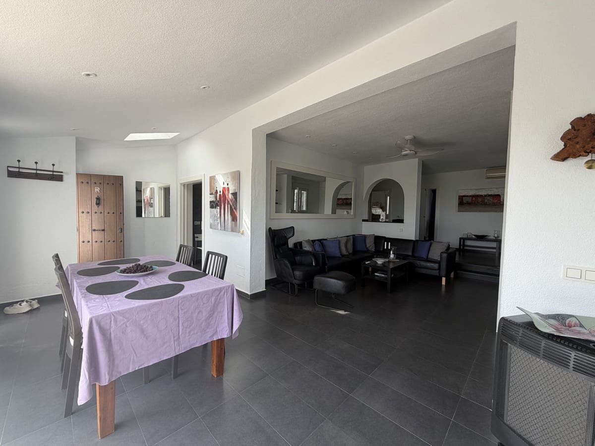 3 quarto Moradia Geminada para venda em La Duquesa / Puerto de la Duquesa com piscina - 349 000 € (Ref: 9917574)