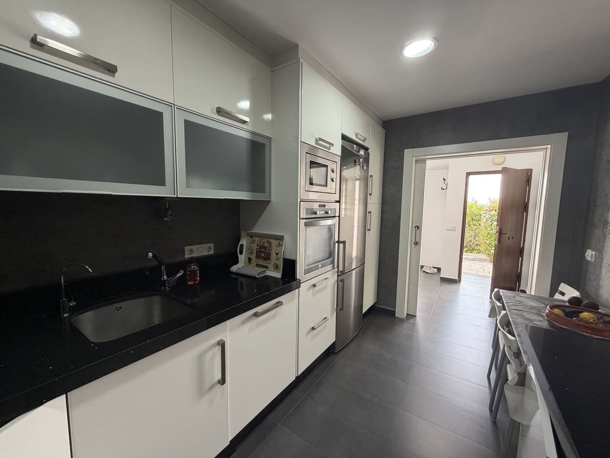 3 quarto Moradia Geminada para venda em La Duquesa / Puerto de la Duquesa com piscina - 349 000 € (Ref: 9917574)