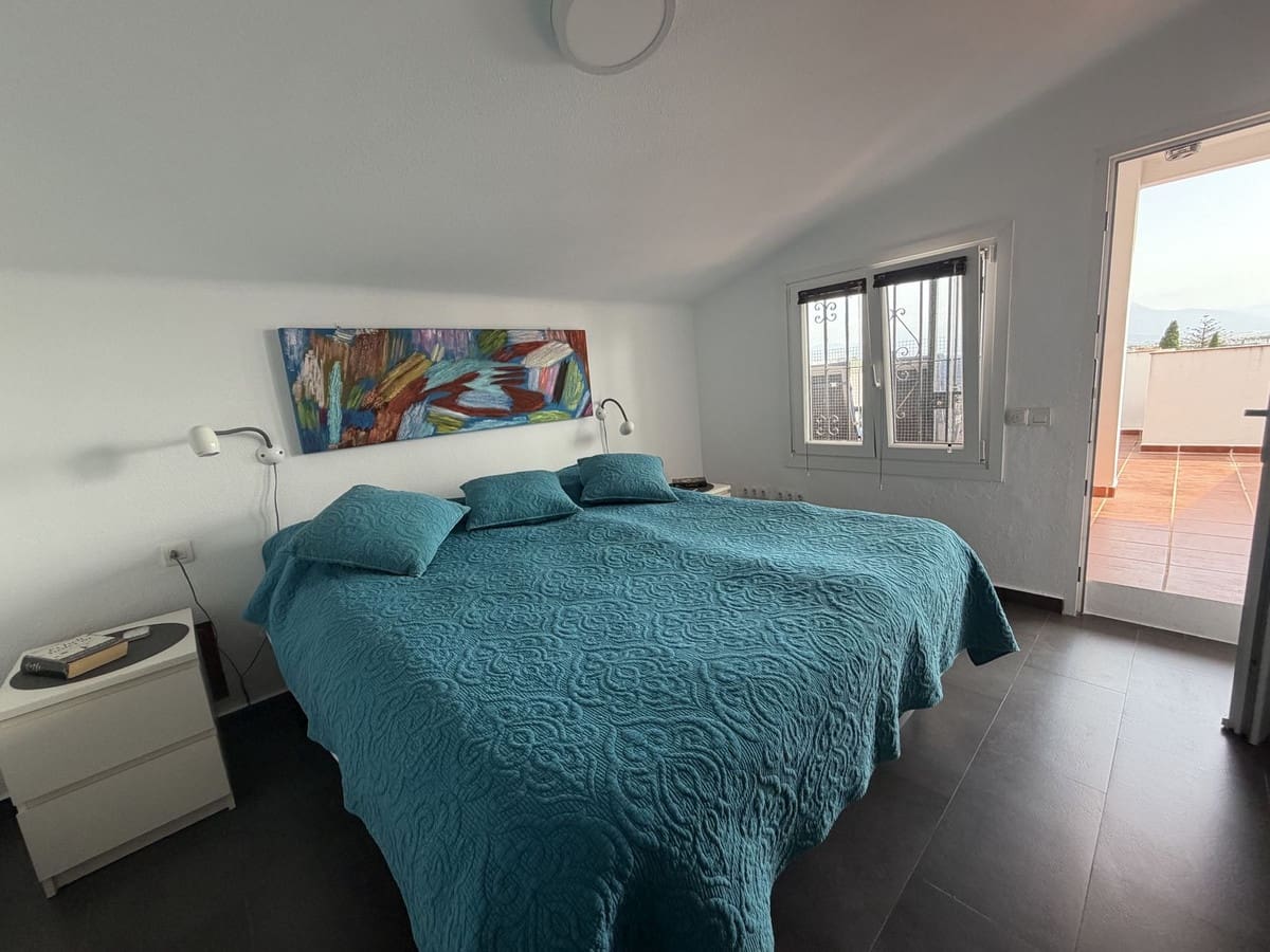 3 quarto Moradia Geminada para venda em La Duquesa / Puerto de la Duquesa com piscina - 349 000 € (Ref: 9917574)
