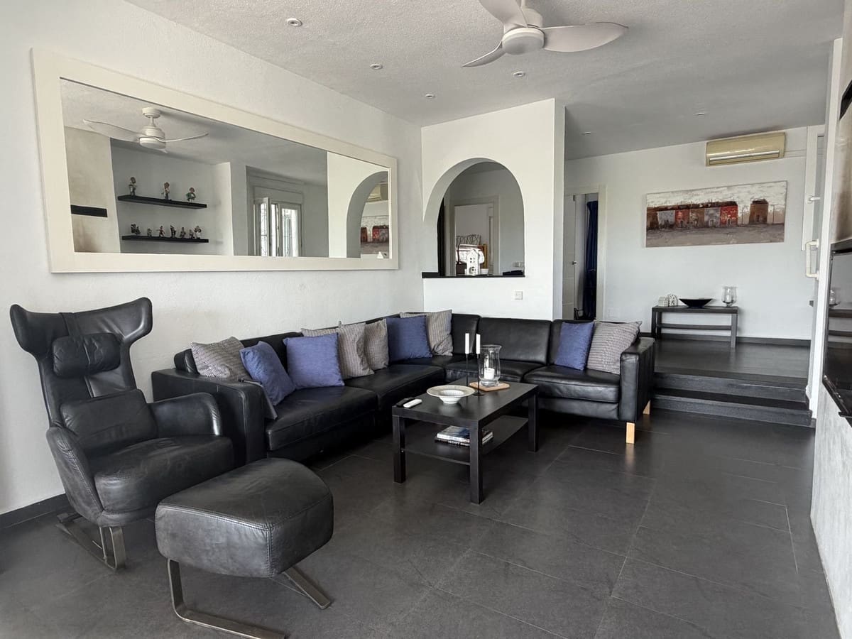 3 quarto Moradia Geminada para venda em La Duquesa / Puerto de la Duquesa com piscina - 349 000 € (Ref: 9917574)