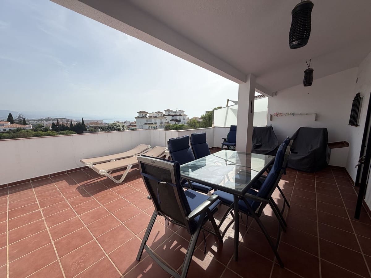 3 quarto Moradia Geminada para venda em La Duquesa / Puerto de la Duquesa com piscina - 349 000 € (Ref: 9917574)