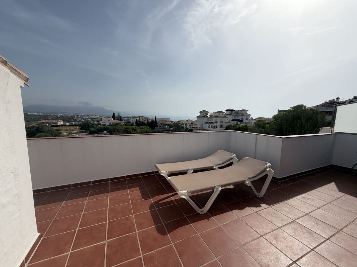 3 bedroom Semi-detached Villa for sale in La Duquesa / Puerto de la Duquesa with pool - € 349,000 (Ref: 9917574)