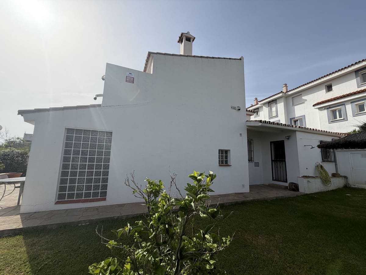 3 bedroom Semi-detached Villa for sale in La Duquesa / Puerto de la Duquesa with pool - € 349,000 (Ref: 9917574)
