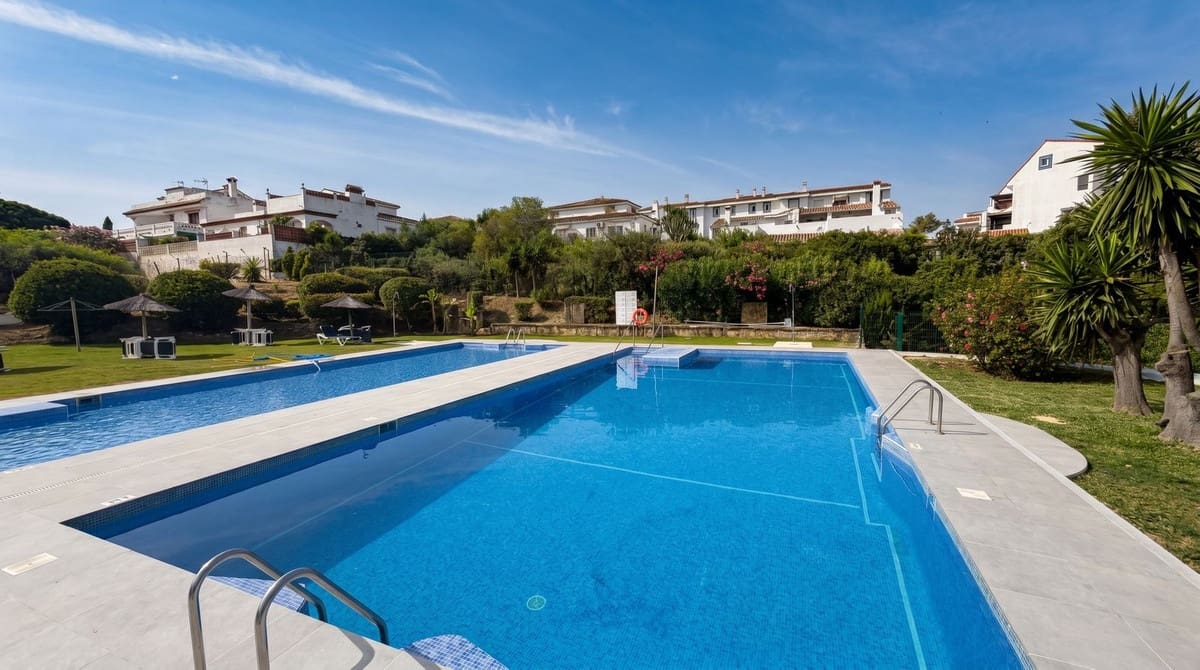 3 bedroom Semi-detached Villa for sale in La Duquesa / Puerto de la Duquesa with pool - € 349,000 (Ref: 9917574)