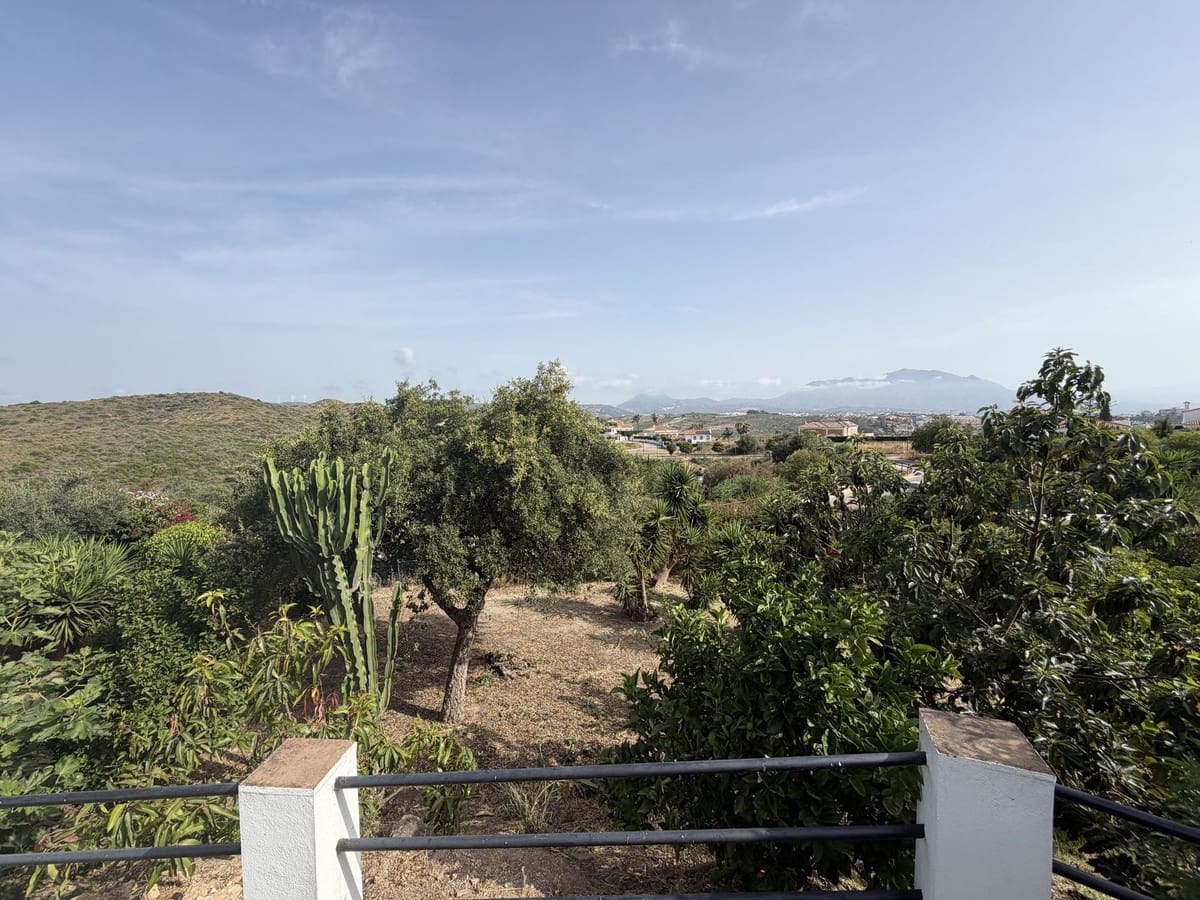 3 bedroom Semi-detached Villa for sale in La Duquesa / Puerto de la Duquesa with pool - € 349,000 (Ref: 9917574)