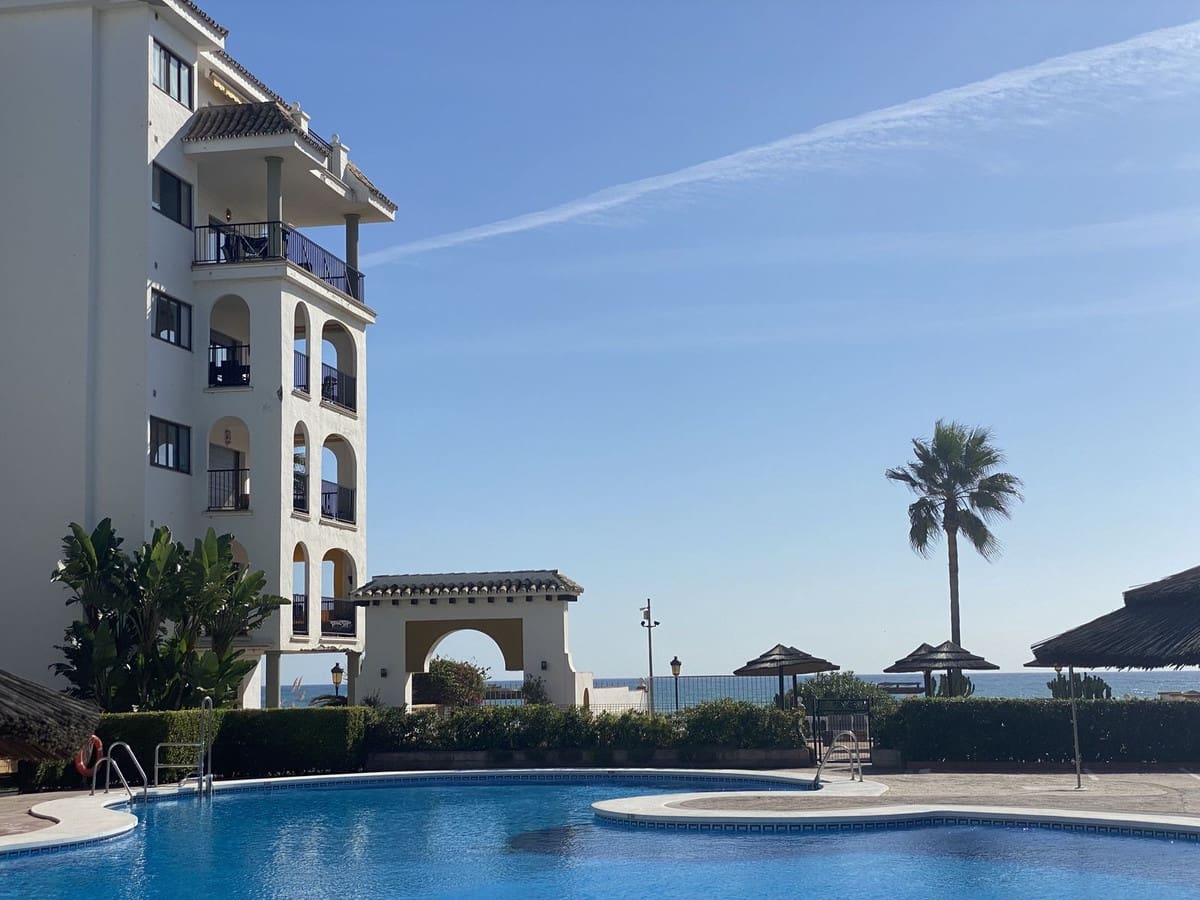 Erhverv til salg i La Duquesa / Puerto de la Duquesa med swimmingpool garage - € 16.000 (Ref: 9935165)