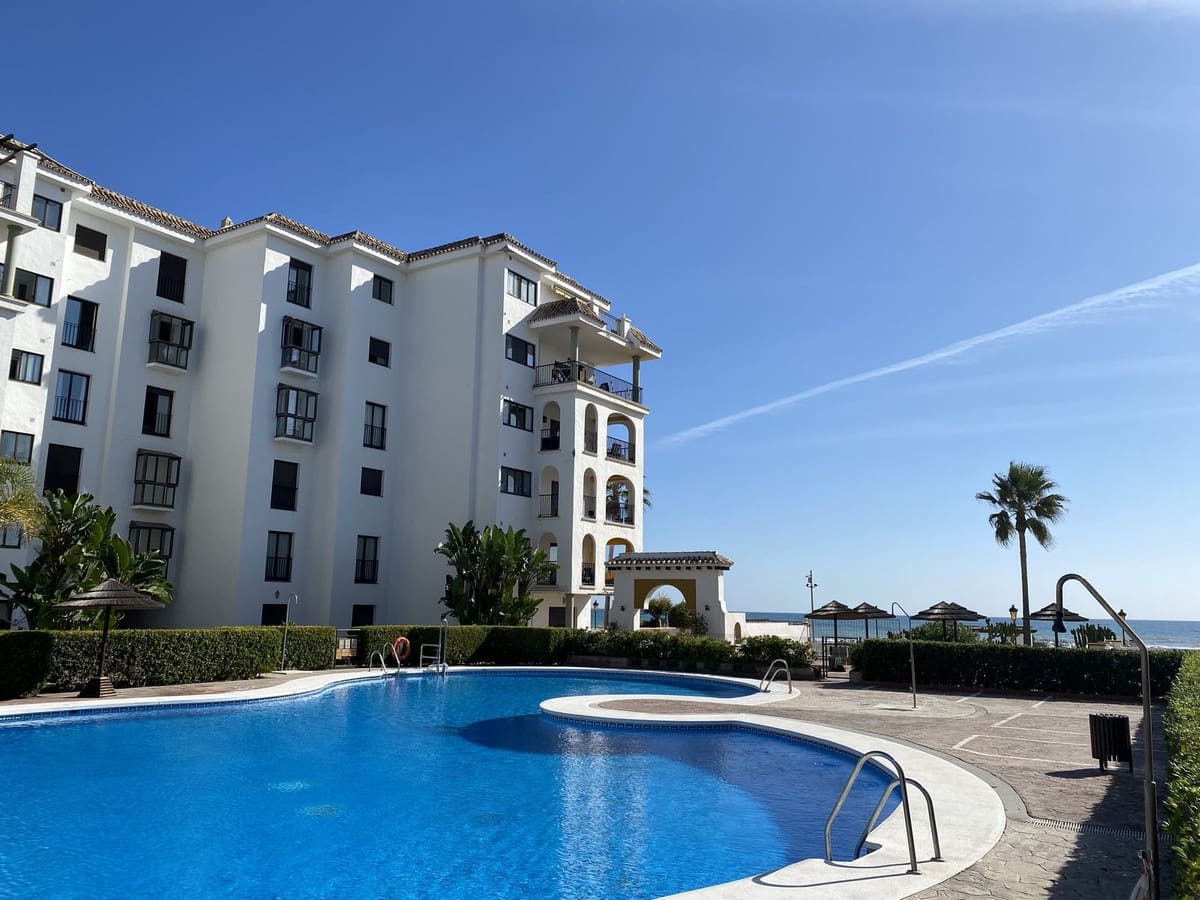 Erhverv til salg i La Duquesa / Puerto de la Duquesa med swimmingpool garage - € 16.000 (Ref: 9935165)