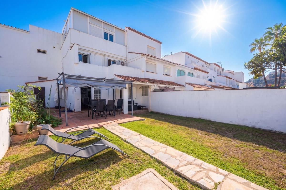 4 makuuhuone Omakotitalo myytävänä paikassa Manilva mukana uima-altaan - 330 000 € (Ref: 9950220)