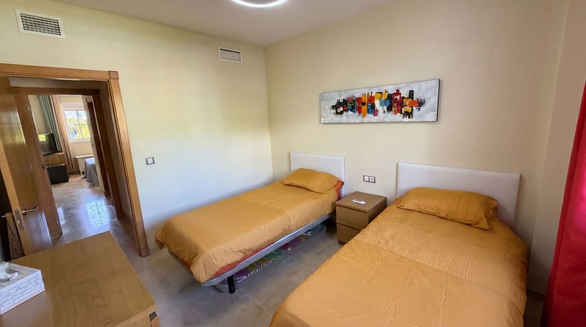 2 bedroom Apartment for sale in La Duquesa / Puerto de la Duquesa with pool garage - € 299,000 (Ref: 9950659)