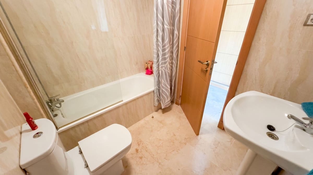 2 bedroom Apartment for sale in La Duquesa / Puerto de la Duquesa with pool garage - € 299,000 (Ref: 9950659)