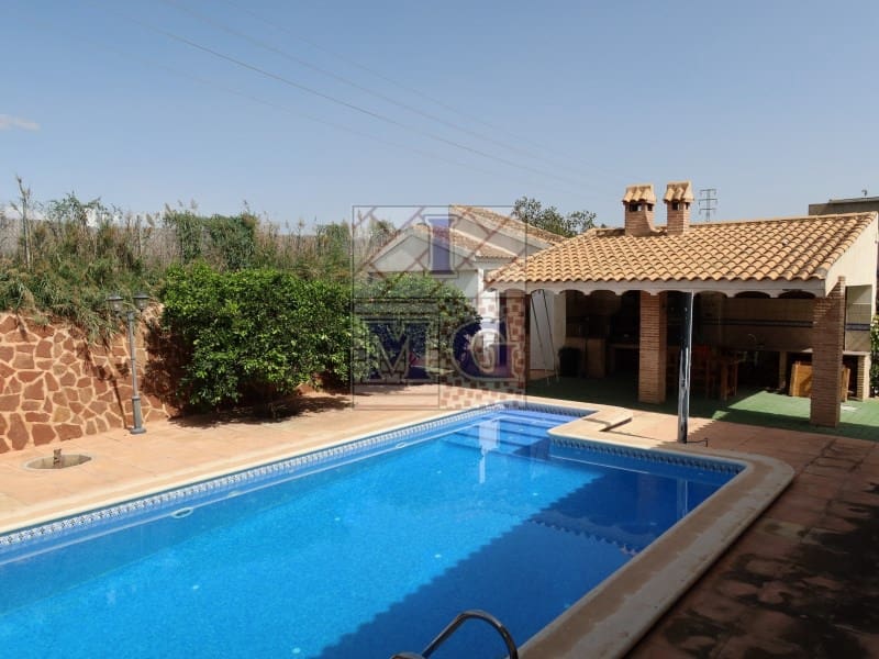 4 makuuhuone Huvila myytävänä paikassa Zarandona mukana 
autotalli - 420 000 € (Ref: 9412329)