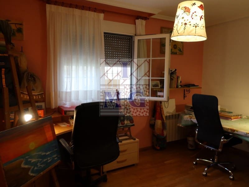 4 makuuhuone Huvila myytävänä paikassa Zarandona mukana 
autotalli - 420 000 € (Ref: 9412329)